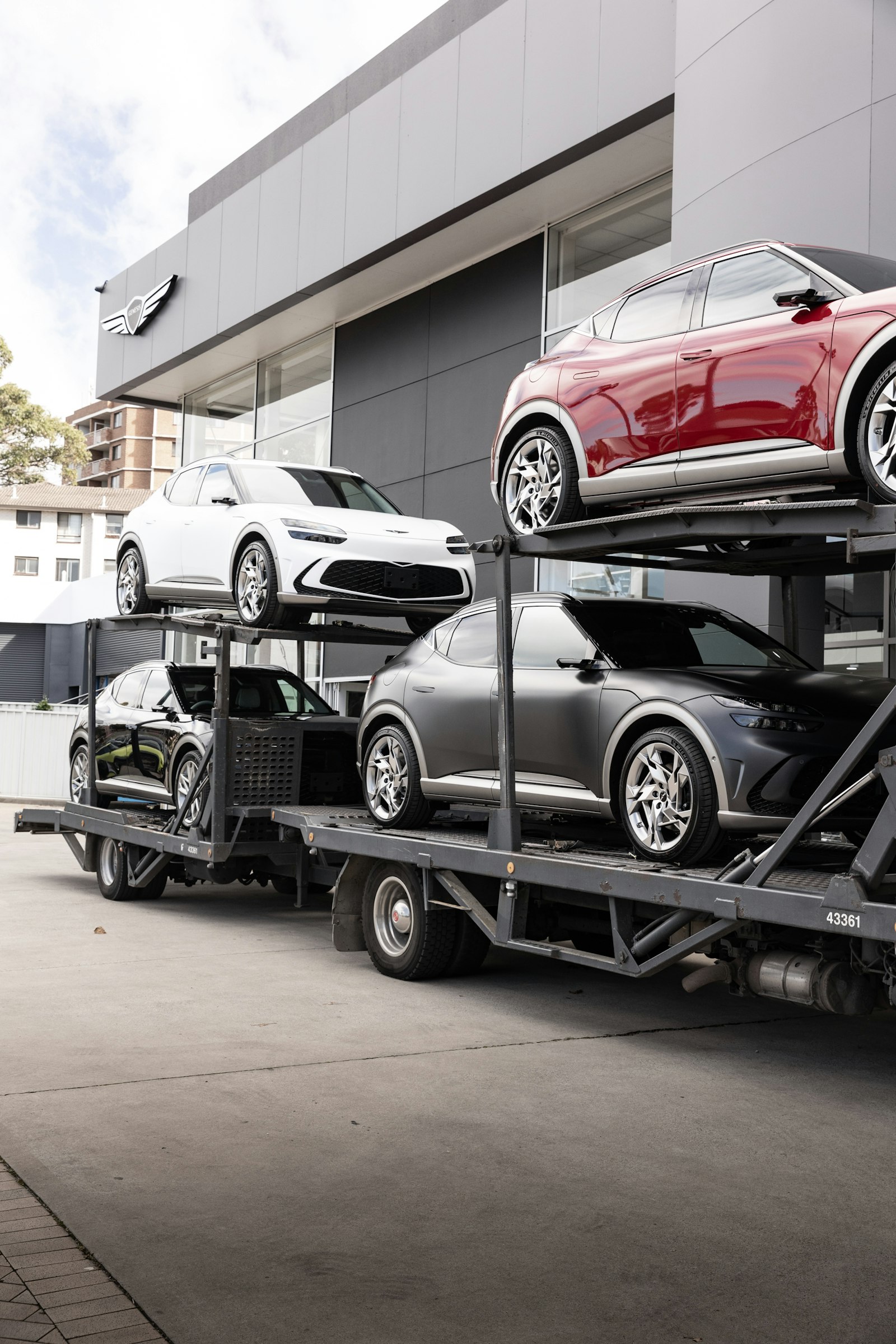 Carros embarcados em um caminhão-cegonha